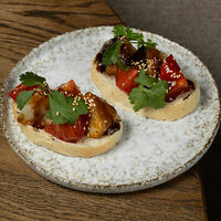 Брускетта с печеным баклажаном в БарТо