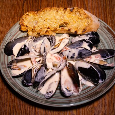 Мидии в сливочно-чесночном соусе в Кнедлик по цене 860 ₽