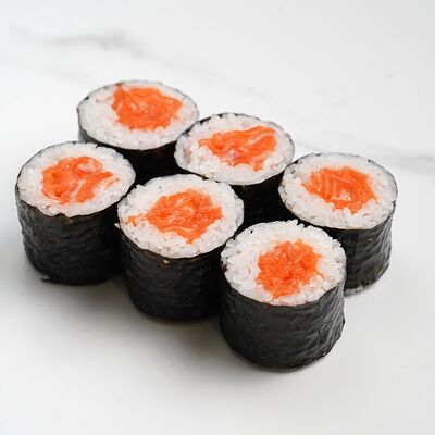 Малый ролл Лосось №28 в Ёбисан по цене 629 ₽