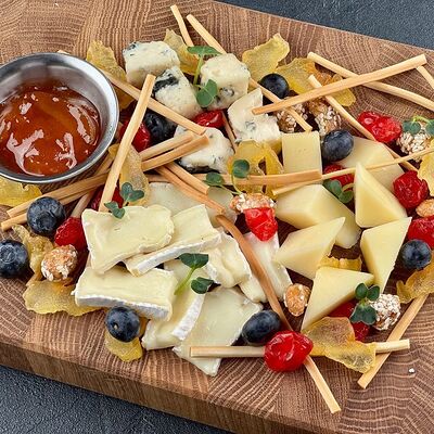 Сет из сыровв По Чесноку по цене 1181 ₽