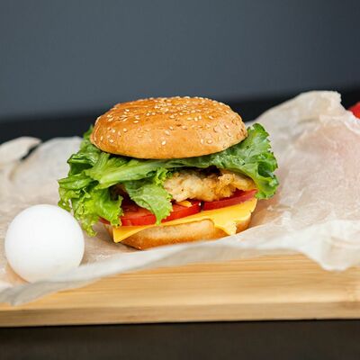 Бургер с яйцом и помидором в Mm burger по цене 395 ₽