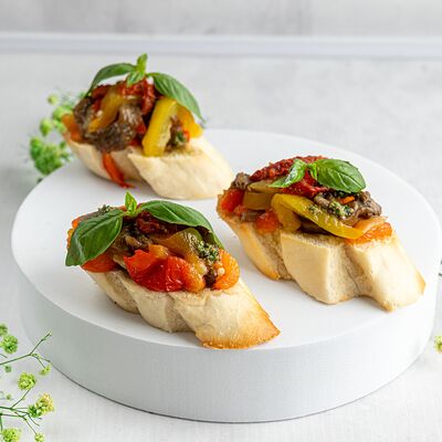 Брускетта с овощами гриль в KanapeFest по цене 1770 ₽
