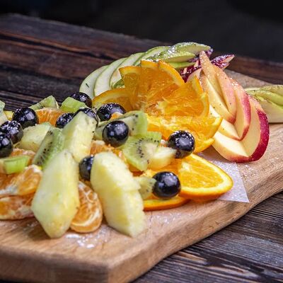 Фруктовая тарелка в The Kabak по цене 1350 ₽