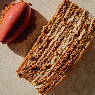 Медовик в Eno Bistro по цене 500 ₽