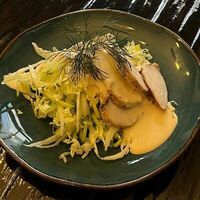 Салат из филе птицы, запеченного с аджикой, с капустой, огурцом в Длинный нос
