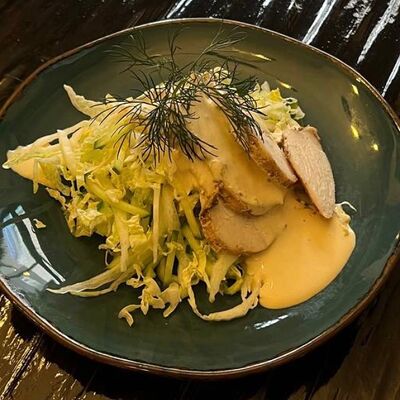 Салат из филе птицы, запеченного с аджикой, с капустой, огурцом в Длинный нос по цене 200 ₽