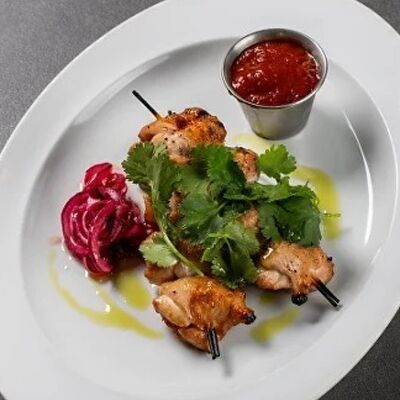 Шашлык из бедра цыплёнка с кинзой и соусом из печёных томатов в Мясо и вино по цене 1140 ₽