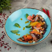Салат с говядиной, апельсинами и соусом из манго в Joy House