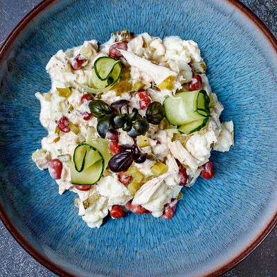 Белковый салат с омлетом, куриной грудкой и фасолью в Макароны по цене 420 ₽