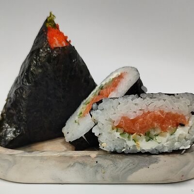 Онигири с лососем в АмиРолл по цене 284 ₽