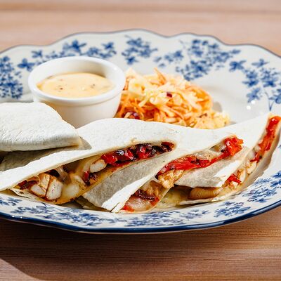 Кесадилья с курицей и салатом Коул слоу в Москва по цене 450 ₽