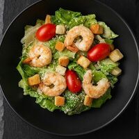 Цезарь с креветкой салат в Rollik