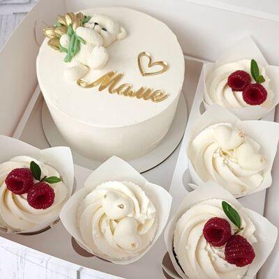 Бенто-торт с мишкой и 5 капкейков в Премиум торт по цене 4600 ₽