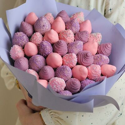 Букет клубники в шоколаде Violett M в Sweets по цене 4390 ₽