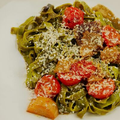 Паста с лесными грибами, перечным соусом и щавелемв Черная река по цене 750 ₽