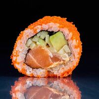 Ролл Калифорния с лососем в Sushi to Eat