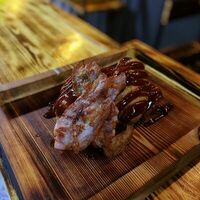 Крылья в соусе барбекю и бекономв Биг Хот-дог