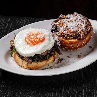 Бургер с брискетом в Brasserie Lambic по цене 1270 ₽