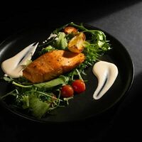 Стейк из лосося с микс салатом в Cocos Lounge
