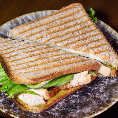 Сэндвич с вялеными томатами, курицей и моцареллойв Menthol по цене 470 ₽