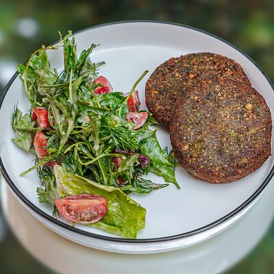 Хрустящие котлеты из маша с легким салатом в APOLLO по цене 848 ₽