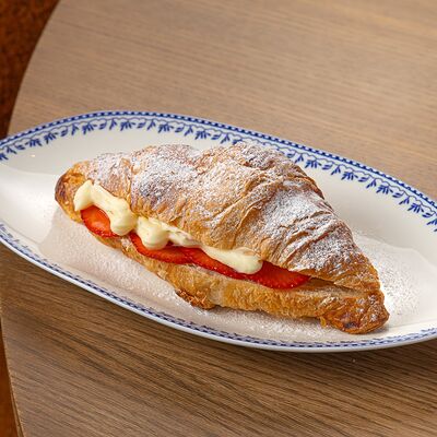 Круассан с заварным кремом и свежими ягодамив Centrale bistro по цене 580 ₽