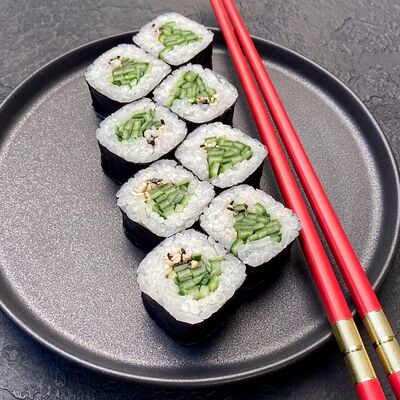 Классика Огурец в Лосось Sushi & Oysters по цене 220 ₽