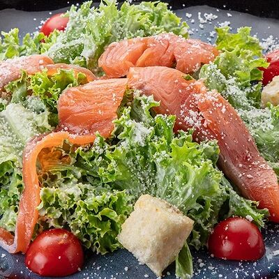 С форелью слабой соли, шпинатом, руколой, страчателлой и яйцом пашотв Чили пицца по цене 930 ₽