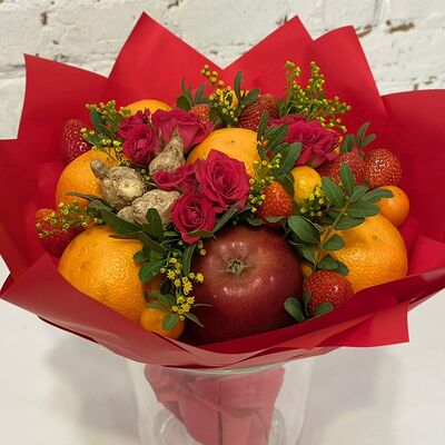 Яркий букет из фруктов в Buketonline - Съедобные букеты и клубника в шоколаде по цене 3850 ₽