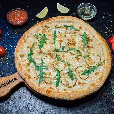 Пицца с грушей и горгонзолой в Японика по цене 1200 ₽