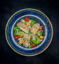 Салат Цезарь с курицей в Кубанские пивоварни