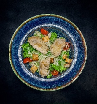 Салат Цезарь с курицей в Кубанские пивоварни по цене 420 ₽