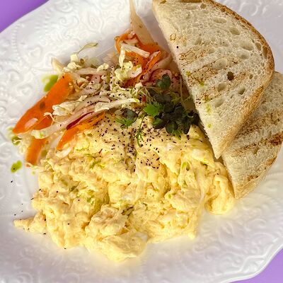 Скрэмбл с пряным салатом и тостомв Просто Азия x Десертория по цене 410 ₽