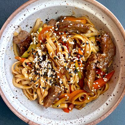 Wok с говядиной в Кунжут по цене 600 ₽