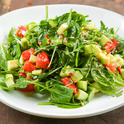 Салат из молодого шпината, киноа и томатов в Сыроварня по цене 600