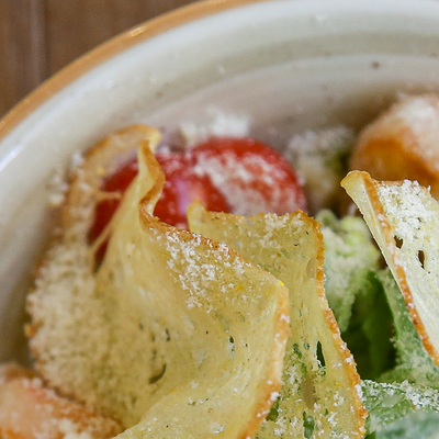 Салат цезарь с креветками в Pizza Volante по цене 1020 ₽