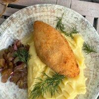 Котлета по-киевски с тартаром из соленого огурца и томата в Русский паб