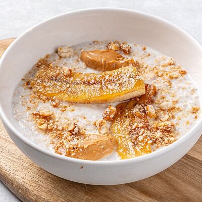 Овсяная каша с карамелизированным бананомв New normal по цене 490 ₽