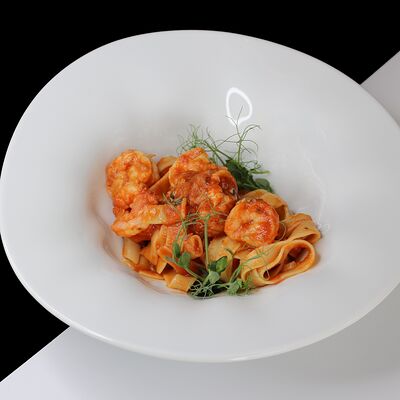 Феттучини с тигровыми креветками в томатном соусе в Libido по цене 1050 ₽