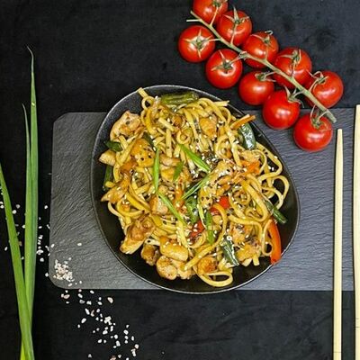 Удон с курицей терияки в Кусочек Италии по цене 590 ₽