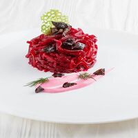 Салат из свеклы с черносливом порция в MaxBakery