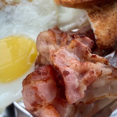 Классическая яичница в Hrum Biscuits по цене 140 ₽