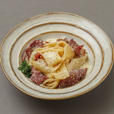 Паппарделле с вяленой говядиной и томатами в Диккенс по цене 690 ₽