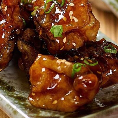 Вегетарианский вок с баклажанами, цукини, в соусе унаги, с лапшой или рисом в Mr.Mao по цене 540 ₽