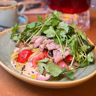 Теплый салат с говядиной и овощами гриль в Семейное кафе Соль по цене 795 ₽