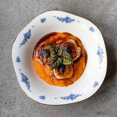 Гребешок, крем-батат, соус черные бобы в Tokyo Sushi по цене 1830 ₽