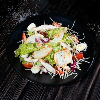 Салат Цезарь с курицей в УГОЛЬ&МЯСО по цене 540 ₽