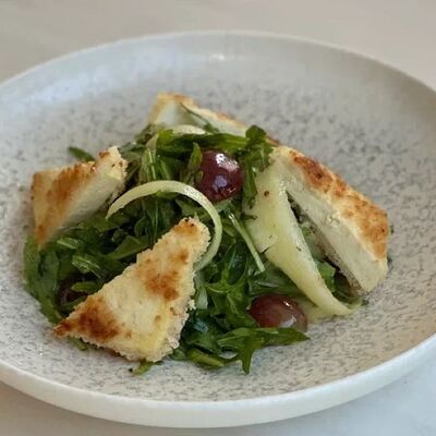 Салат с рукколой, грушей, виноградом и тофу в Prana по цене 560 ₽