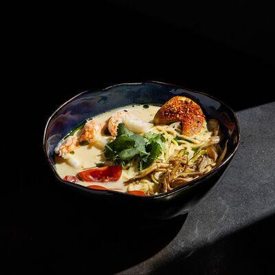 Кокосовый суп с лапшой и креветками в Tangiers Lounge по цене 790 ₽