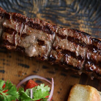 Шашлык фирменный слоеный в MiraGrill по цене 2150 ₽